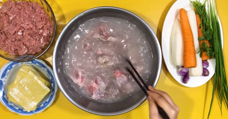 Step 1 Prepare the pork bones and simmer Pork Bone Wonton Noodles