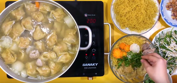 Step 4 Cooking the broth for pork bone wonton noodles