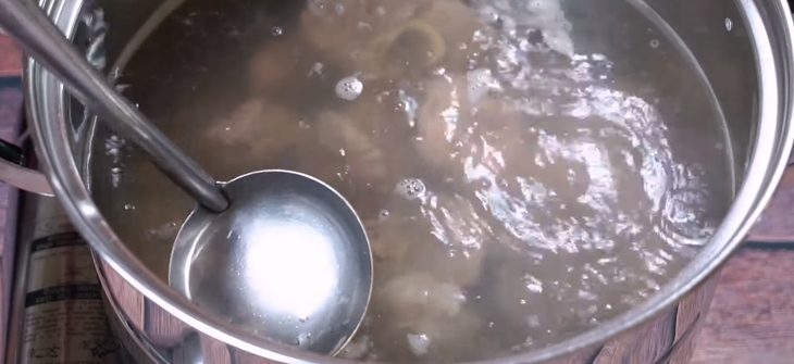 Step 1 Prepare the pork bones and simmer Pork Bone Wonton Noodles