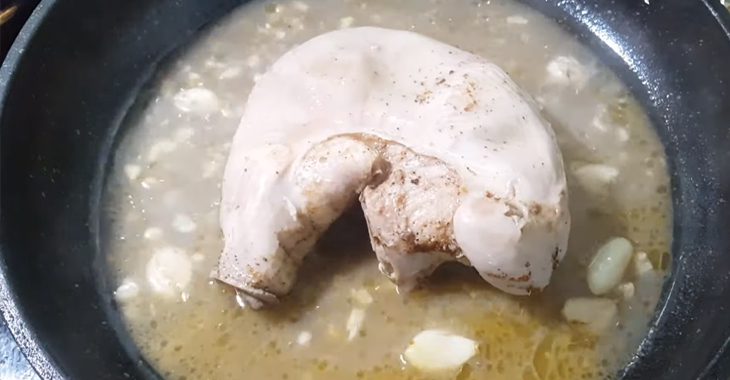 Step 4 Add coconut water Pork intestines braised with coconut water