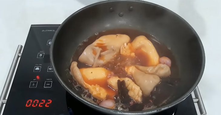 Step 3 Add the stomach and cook Pig stomach stew