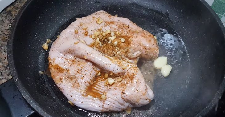 Step 3 Fry the pork intestines Pork intestines braised with coconut water