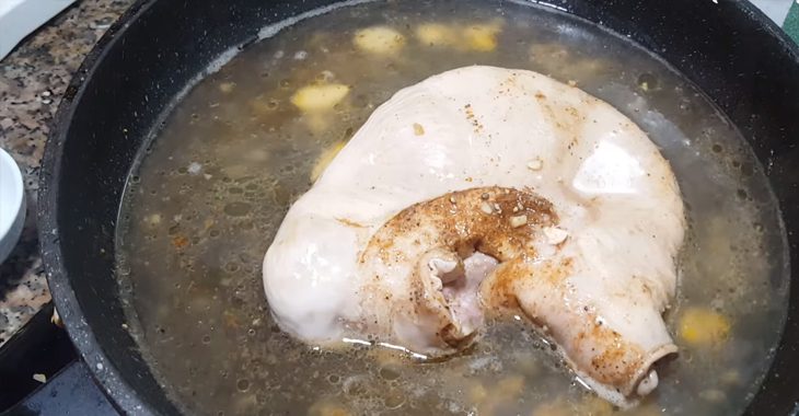 Step 4 Add coconut water Pork intestines braised with coconut water