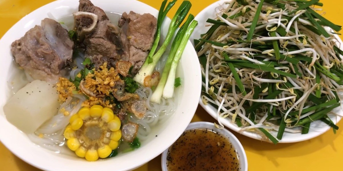 2 ways to cook delicious pork bone hu tieu easy to make sweet soup 11360