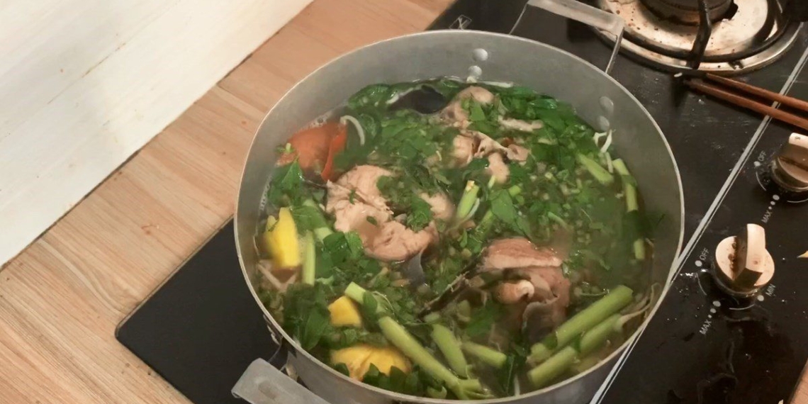 2 ways to cook sour fish soup with knotweed and water spinach refreshing 05881