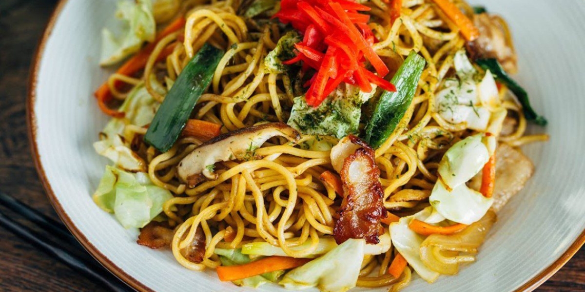 2 ways to make attractive stir fried soba noodles for those boring rice days 08402