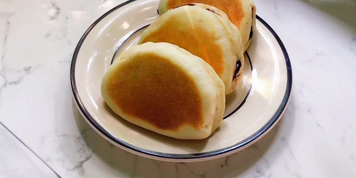 2 ways to make bread with chocolate filling in a very simple pan everyone 09854