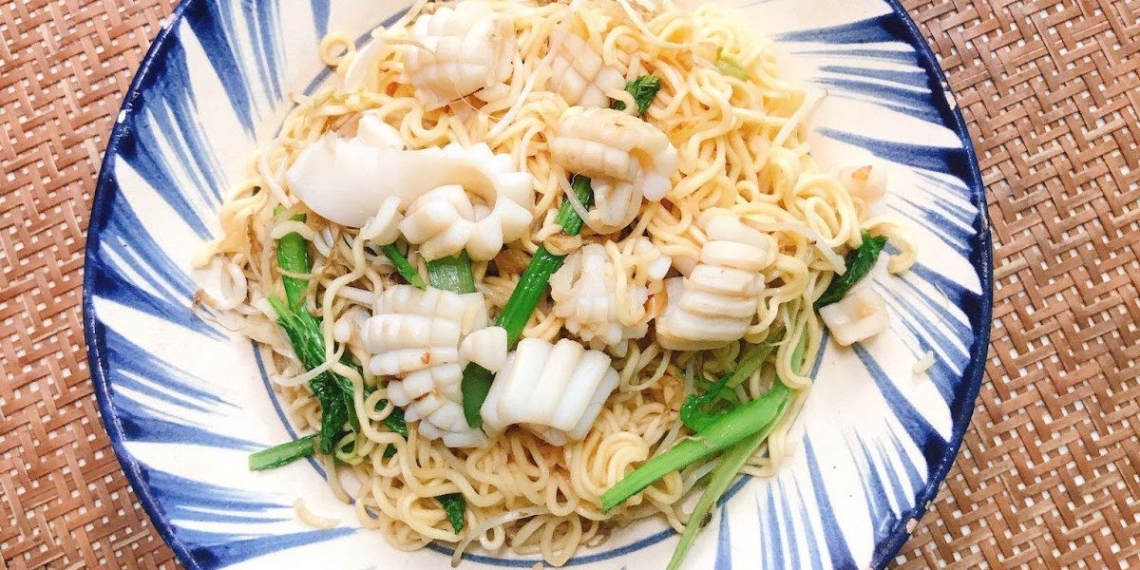 2 ways to make delicious fried noodles with squid easy to make simple satisfying flavor 09343