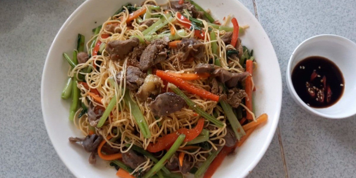 2 ways to make delicious simple stir fried noodles with chicken at home 08599