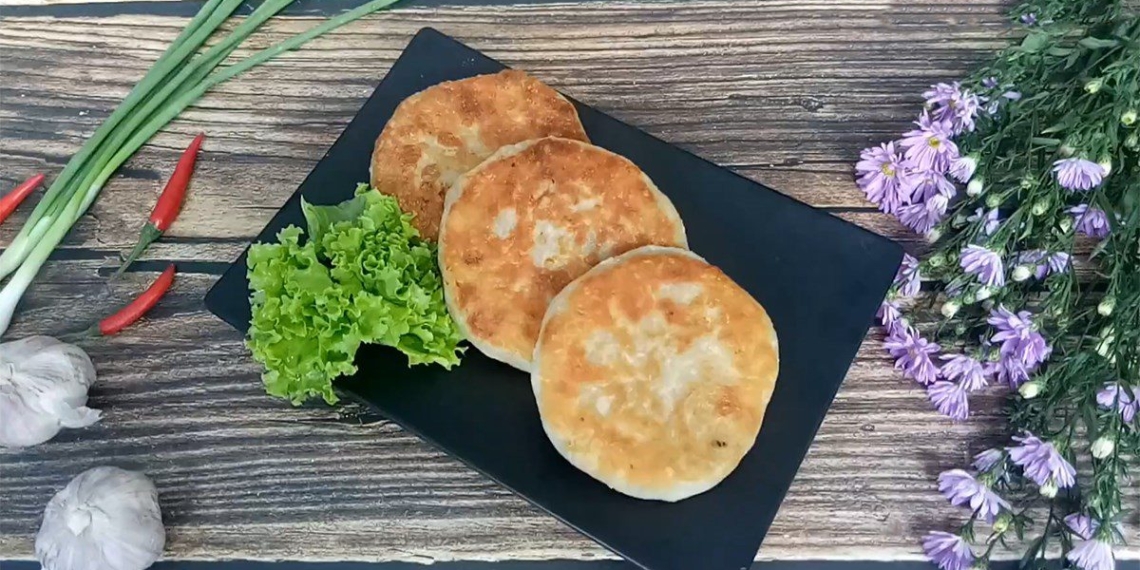 2 ways to make fried bread dough cakes with pork and crispy chicken 13637