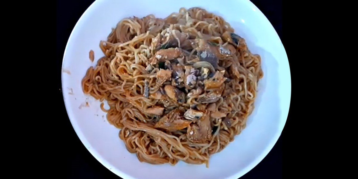 2 ways to make fried noodle with canned fish delicious easy to make in the season of change tai 11833