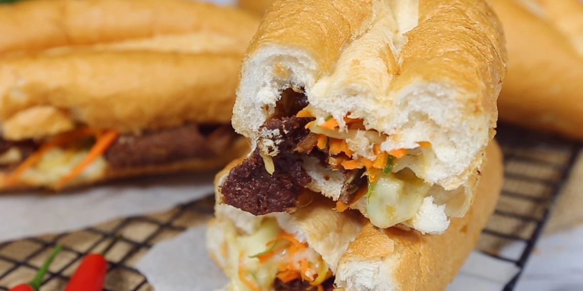 2 ways to make hot cheesy beef banh mi for a filling breakfast 12233