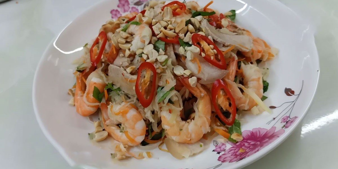 2 ways to make salad with carrots shrimp and crispy pork 08781