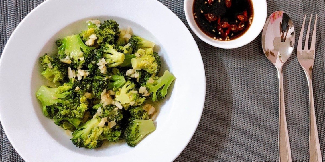 2 ways to make stir fried broccoli with garlic and stir fried broccoli with delicious beef 03953