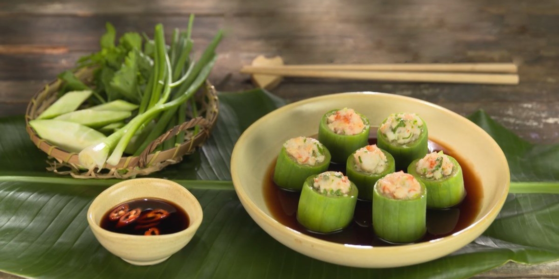 2 ways to make stuffed melon with shrimp and meat steamed with coconut milk 04258