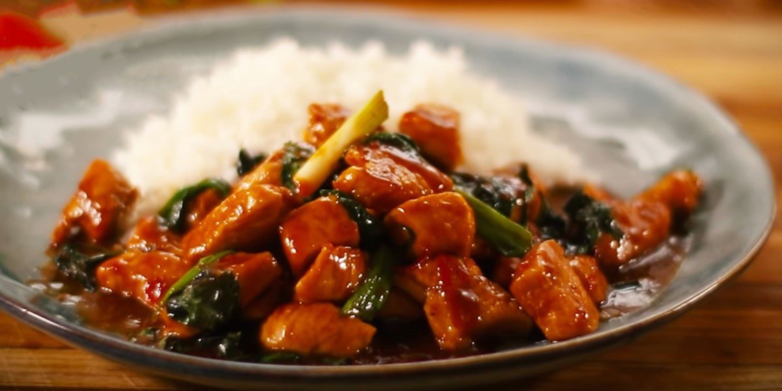 2 ways to make thai style stir fried chicken fragrant hot hoi an addictive 05222