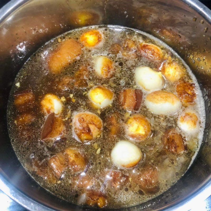 Step 5 Braised pork Braised pork with quail eggs in coconut water