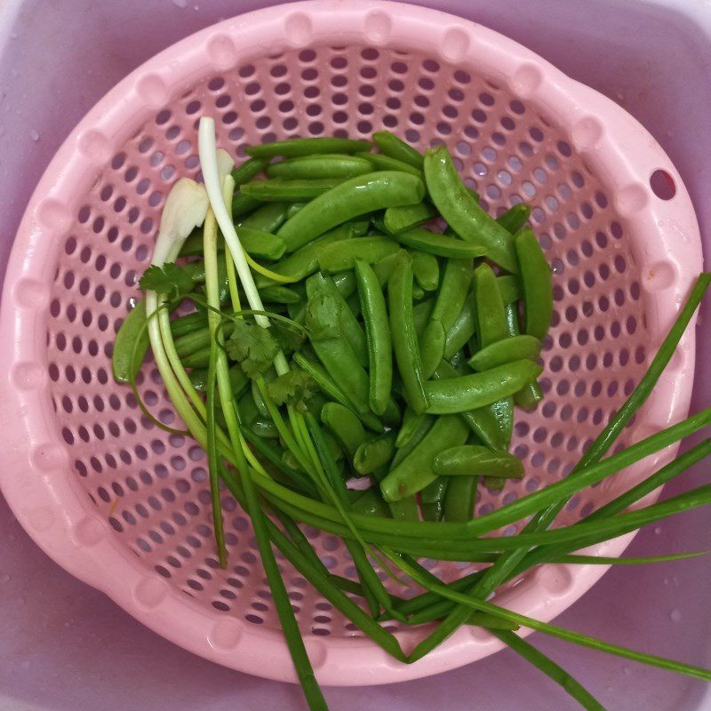 Step 2 Prepare other ingredients Stir-fried peas with meat