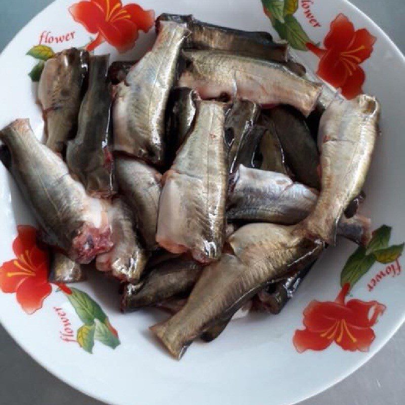 Step 1 Prepare the fish for sour fish soup with tamarind leaves