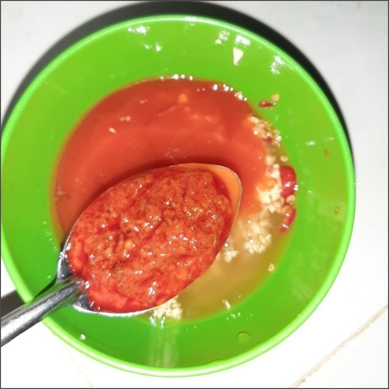 Step 3 Mixing the sauce for Stir-fried Razor Clams with Chili Paste (recipe shared by user)