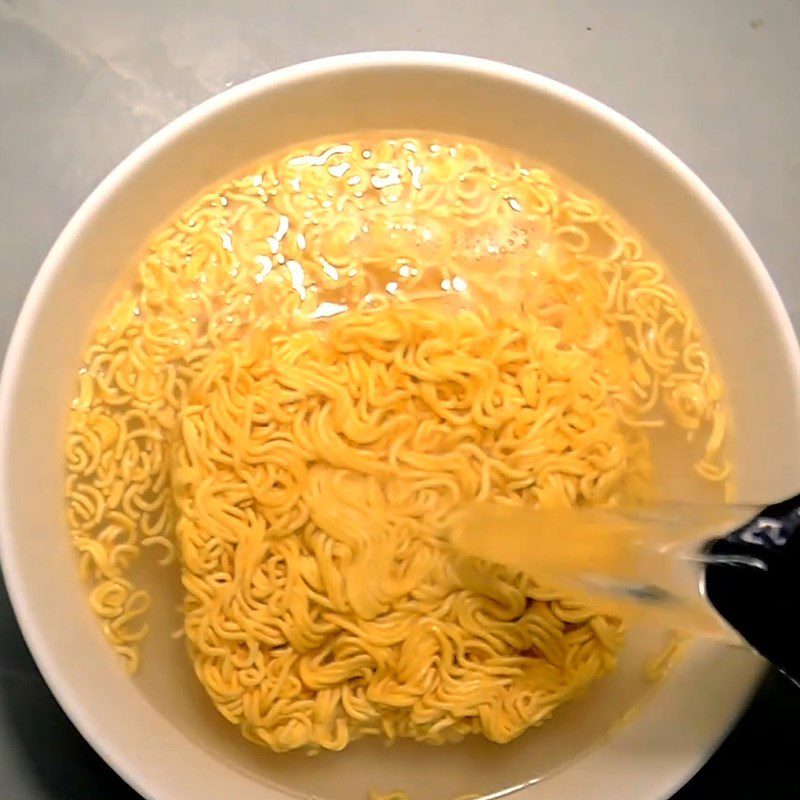 Step 1 Prepare the ingredients for Stir-fried noodles with greens and onions