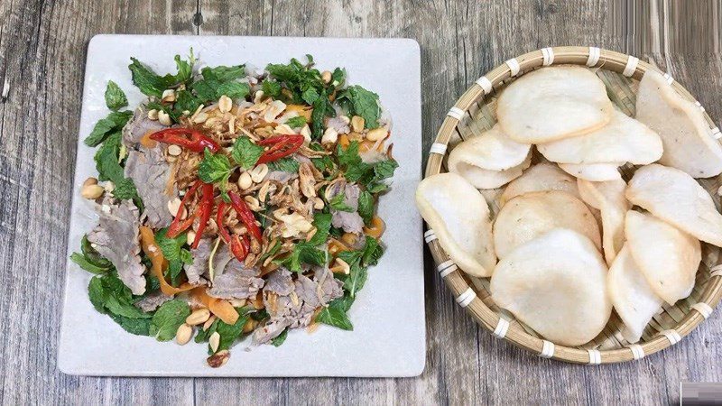 Beef salad with Vietnamese coriander