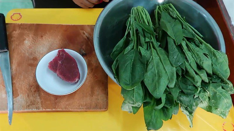 Ingredients for the dish 4 ways to make stir-fried spinach