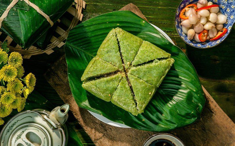 Banh Chung and Banh Giay symbolize Heaven and Earth.