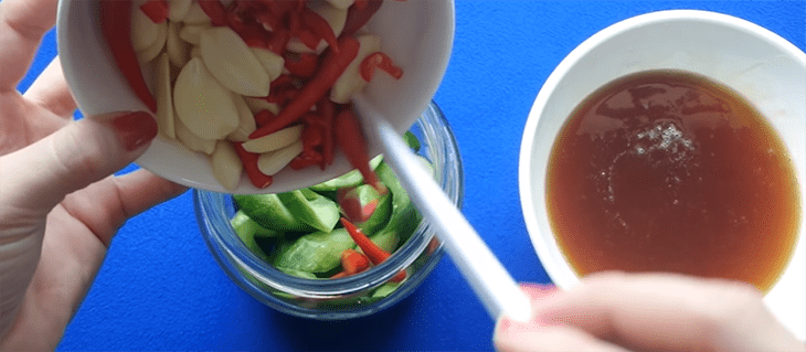 Step 3 Soak the cucumber for pickled cucumber (pickled gherkin) in fish sauce