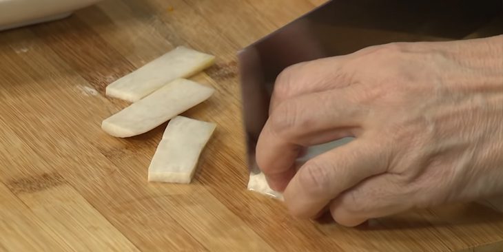 Step 2 Boil the mushrooms and stir-fry the tofu skin for Vegetarian Mushroom Spring Rolls