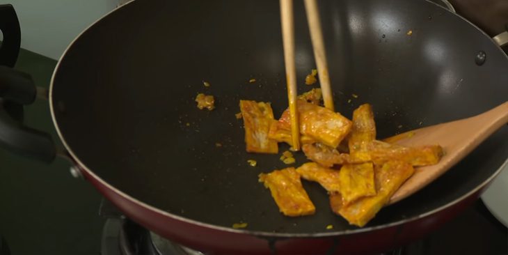 Step 2 Boil mushrooms and stir-fry tofu skin Vegetarian mushroom spring rolls