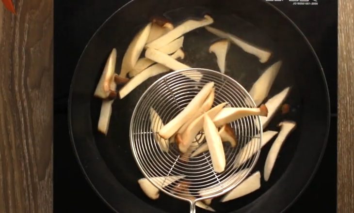 Step 2 Boil the mushrooms Vegetarian Spring Rolls with Chicken Leg Mushrooms and Tofu Skin