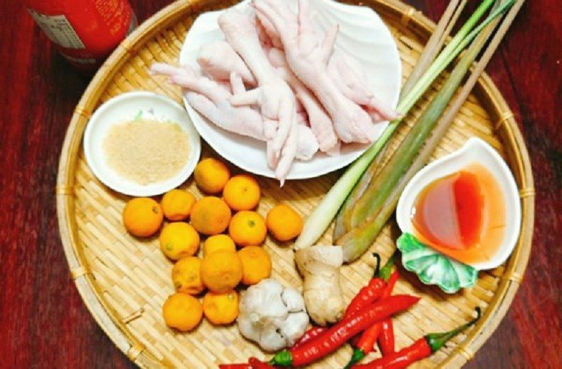 Ingredients for the dish 3 ways to make steamed chicken feet with onion, steamed with lemongrass, boiled crispy and fragrant