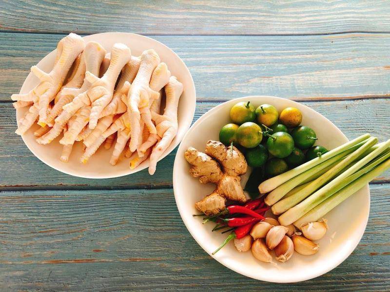 Step 1 Prepare the ingredients for Steamed Chicken Feet with Lemongrass