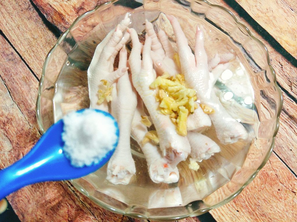 Step 1 Prepare the ingredients for Boiled Chicken Feet