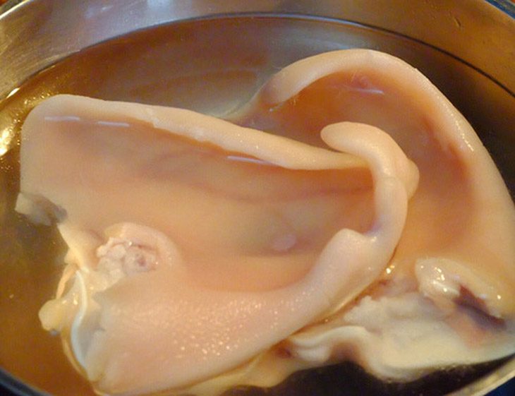 Step 1 Boil the pork ears Pork ears soaked in vinegar