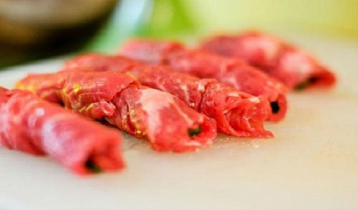 Step 2 Roll the beef and marinate for Grilled Beef Rolls with Green Onions