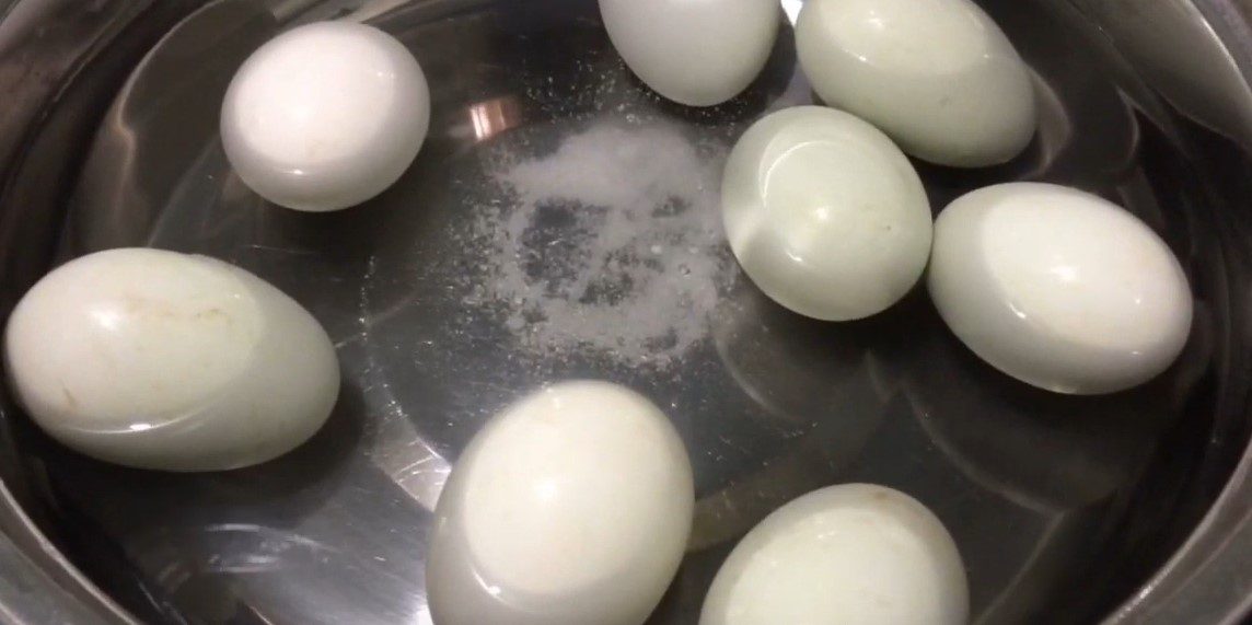 Step 1 Prepare the ingredients for Fried Taro-coated Fertilized Duck Eggs