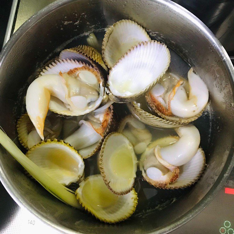 Step 3 Boiling giant clams Grilled giant clams with scallion oil