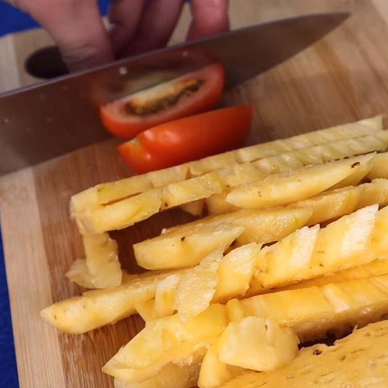 Step 3 Blend the pineapple and tomatoes for sour and spicy vegetarian hot pot