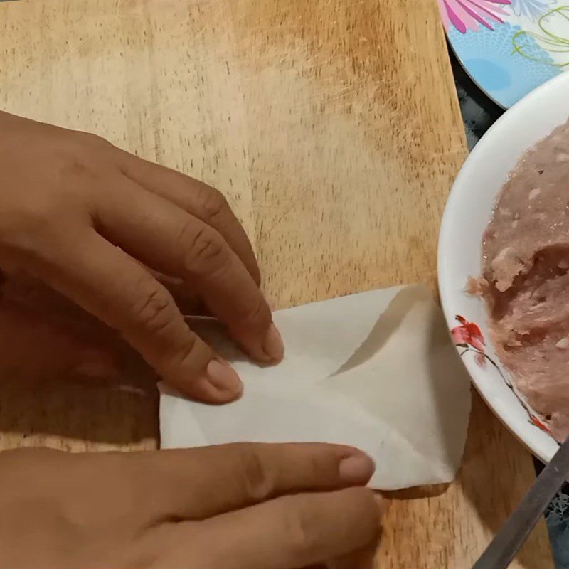 Step 3 Roll the fish spring rolls