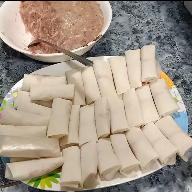 Step 3 Roll the fish spring rolls