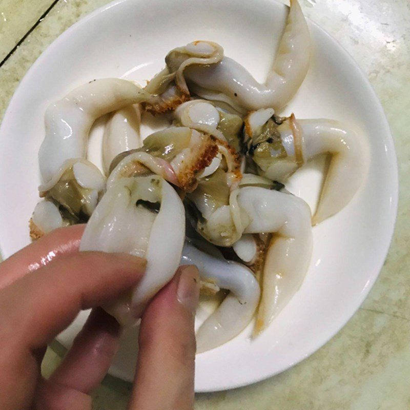 Step 3 Boiling giant clams Grilled giant clams with scallion oil