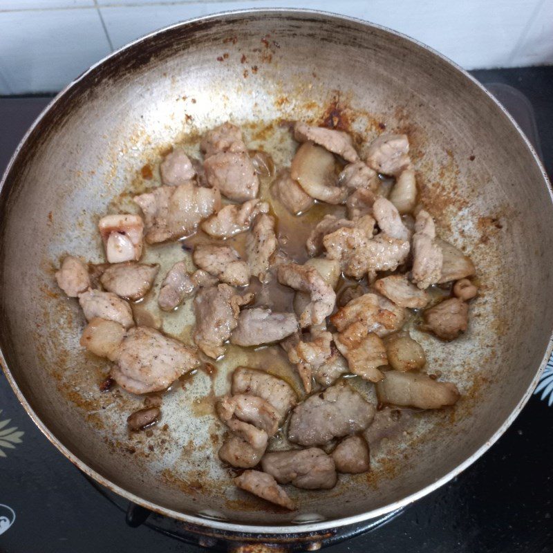 Step 3 Stir-fried peas with meat