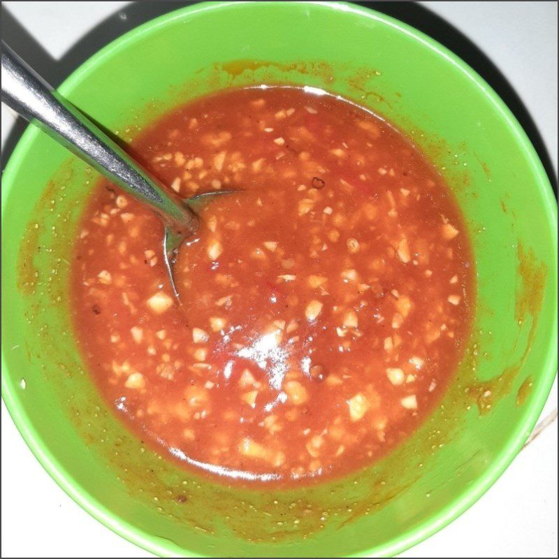 Step 3 Mixing the sauce for Stir-fried Razor Clams with Chili Paste (recipe shared by user)