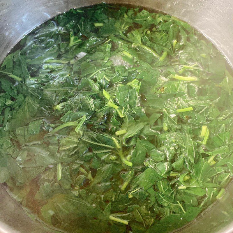 Step 2 Cooking water spinach soup with garlic Water spinach soup cooked with garlic