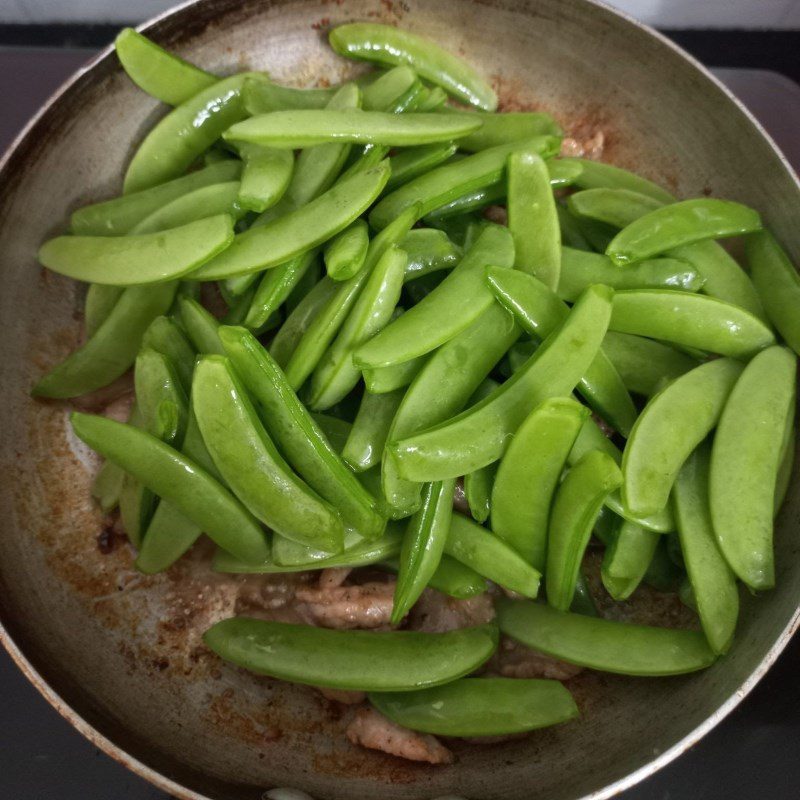 Step 3 Stir-fried peas with meat