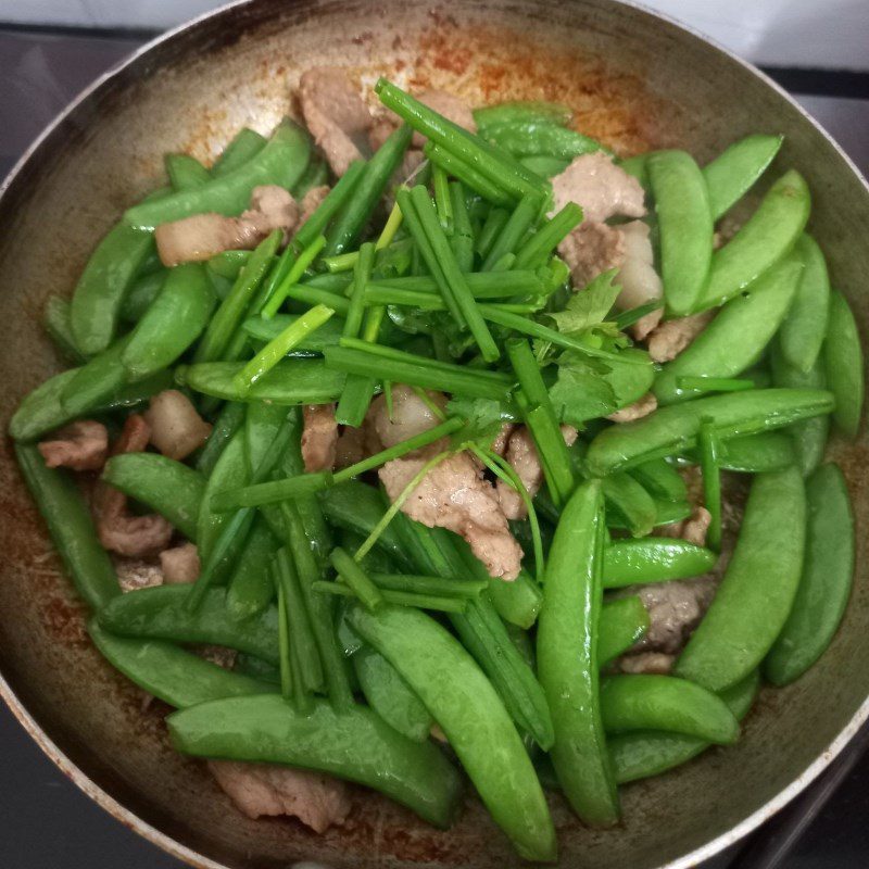 Step 3 Stir-fried peas with meat