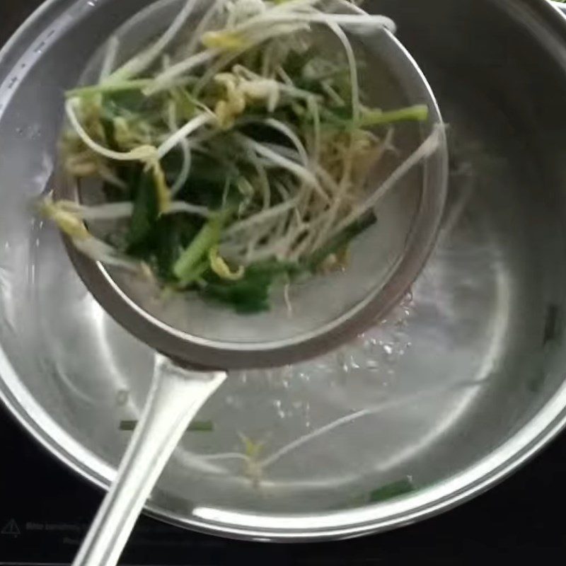 Step 4 Blanch the ingredients Dry rice noodle with barbecued pork