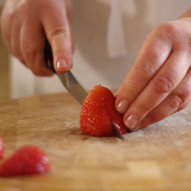 Step 4 Preparing strawberries Strawberry meringue cheese cake